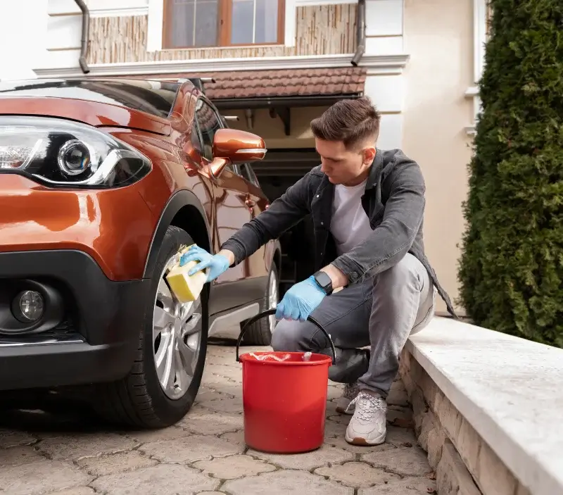 Lavage auto à domicile Saint-Nabord : professionnel intervenant sur un véhicule